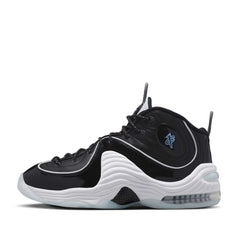 Un paio di Nike Air Penny II Black Patent Footwear Un paio di Nike Air Penny II Black Patent Footwear