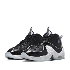 Un paio di Nike Air Penny II Black Patent Footwear Un paio di Nike Air Penny II Black Patent Footwear