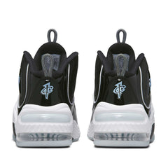 Un paio di Nike Air Penny II Black Patent Footwear Un paio di Nike Air Penny II Black Patent Footwear