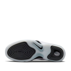 Un paio di Nike Air Penny II Black Patent Footwear Un paio di Nike Air Penny II Black Patent Footwear