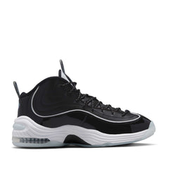 Un paio di Nike Air Penny II Black Patent Footwear Un paio di Nike Air Penny II Black Patent Footwear