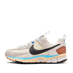 Un paio di Nike W Zoom Vomero 5 Prm Footwear Un paio di Nike W Zoom Vomero 5 Prm Footwear