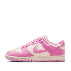 Un paio di Nike W Dunk Low Footwear Un paio di Nike W Dunk Low Footwear