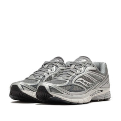 Un paio di Saucony Progrid Guide 7 Footwear Un paio di Saucony Progrid Guide 7 Footwear