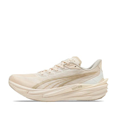 Un paio di Puma Deviate Nitro 4 Footwear Un paio di Puma Deviate Nitro 4 Footwear