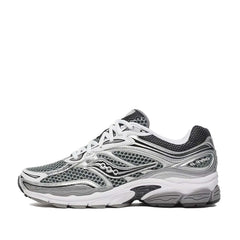 Un paio di Saucony Progrid Omni 9 Footwear Un paio di Saucony Progrid Omni 9 Footwear