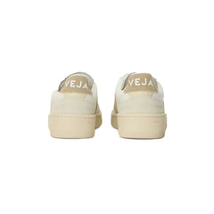 Un paio di Veja V-90 Footwear Un paio di Veja V-90 Footwear