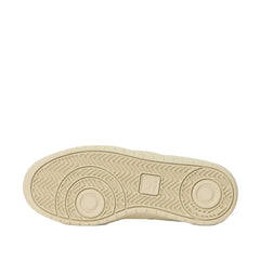 Un paio di Veja V-90 Footwear Un paio di Veja V-90 Footwear