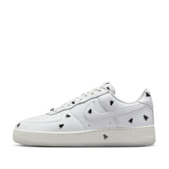 Un paio di Nike Air Force 1 Retro Qs Footwear Un paio di Nike Air Force 1 Retro Qs Footwear