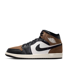 Un paio di Nike Jordan Air Jordan 1 Mid Footwear Un paio di Nike Jordan Air Jordan 1 Mid Footwear