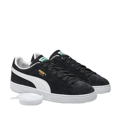 Un paio di Puma Suede Classic Footwear Un paio di Puma Suede Classic Footwear