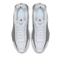 Un paio di Nike Shox R4 Footwear Un paio di Nike Shox R4 Footwear