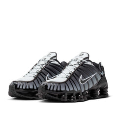 Un paio di Nike Shox Tl Footwear Un paio di Nike Shox Tl Footwear