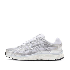 Un paio di Nike W P-6000 Footwear Un paio di Nike W P-6000 Footwear