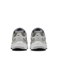 Un paio di Nike P-6000 Footwear Un paio di Nike P-6000 Footwear
