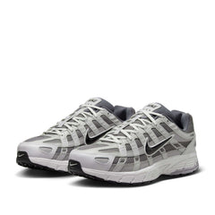 Un paio di Nike P-6000 Footwear Un paio di Nike P-6000 Footwear