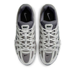 Un paio di Nike P-6000 Footwear Un paio di Nike P-6000 Footwear