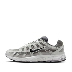 Un paio di Nike P-6000 Footwear Un paio di Nike P-6000 Footwear