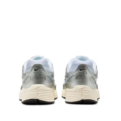 Un paio di Nike P-6000 Footwear Un paio di Nike P-6000 Footwear