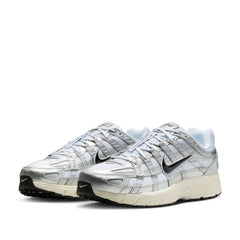 Un paio di Nike P-6000 Footwear Un paio di Nike P-6000 Footwear