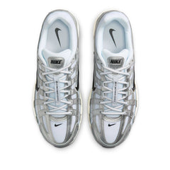Un paio di Nike P-6000 Footwear Un paio di Nike P-6000 Footwear