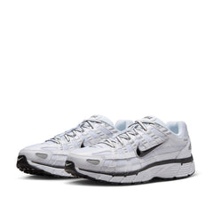 Un paio di Nike P-6000 Footwear Un paio di Nike P-6000 Footwear