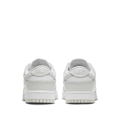 Un paio di Nike W Dunk Low Retro Footwear Un paio di Nike W Dunk Low Retro Footwear