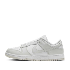 Un paio di Nike W Dunk Low Retro Footwear Un paio di Nike W Dunk Low Retro Footwear