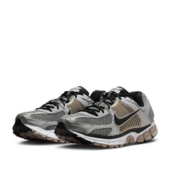 Un paio di Nike Zoom Vomero 5 Footwear Un paio di Nike Zoom Vomero 5 Footwear