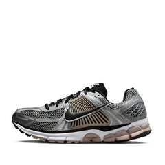 Un paio di Nike Zoom Vomero 5 Footwear Un paio di Nike Zoom Vomero 5 Footwear