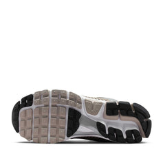 Un paio di Nike Zoom Vomero 5 Footwear Un paio di Nike Zoom Vomero 5 Footwear