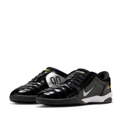 Un paio di Nike T90 Sp Qs Footwear Un paio di Nike T90 Sp Qs Footwear