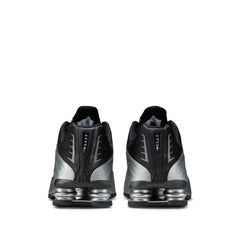 Un paio di Nike Shox R4 Footwear Un paio di Nike Shox R4 Footwear