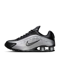 Un paio di Nike Shox R4 Footwear Un paio di Nike Shox R4 Footwear