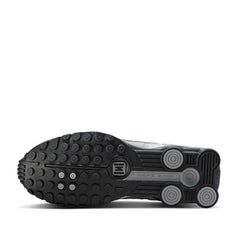 Un paio di Nike Shox R4 Footwear Un paio di Nike Shox R4 Footwear