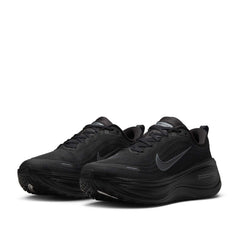 Un paio di Nike Vomero Plus Footwear Un paio di Nike Vomero Plus Footwear