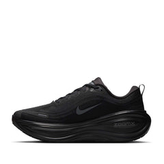 Un paio di Nike Vomero Plus Footwear Un paio di Nike Vomero Plus Footwear