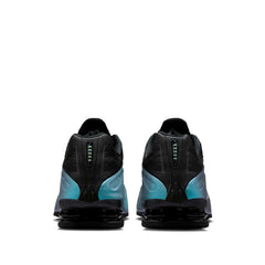 Un paio di Nike Shox R4 Footwear Un paio di Nike Shox R4 Footwear