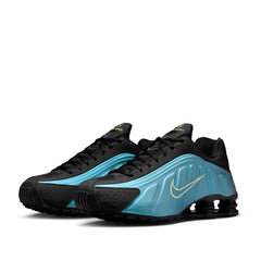 Un paio di Nike Shox R4 Footwear Un paio di Nike Shox R4 Footwear