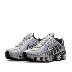 Un paio di Nike Shox Tl Print Footwear Un paio di Nike Shox Tl Print Footwear