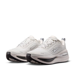 Un paio di Nike W Vomero Plus Footwear Un paio di Nike W Vomero Plus Footwear