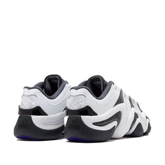 Un paio di Adidas Originals Crazy 8 Low Footwear Un paio di Adidas Originals Crazy 8 Low Footwear