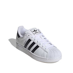 Un paio di Adidas Originals Superstar Footwear Un paio di Adidas Originals Superstar Footwear
