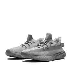 Un paio di Adidas Yeezy Yeezy Boost 350 V2 Sn99 Footwear Un paio di Adidas Yeezy Yeezy Boost 350 V2 Sn99 Footwear