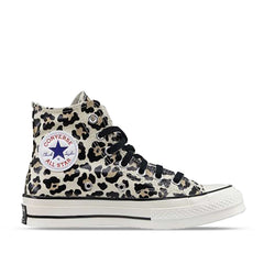 Un paio di Converse Chuck 70 Hi Archive Glow In The Dark Footwear Un paio di Converse Chuck 70 Hi Archive Glow In The Dark Footwear