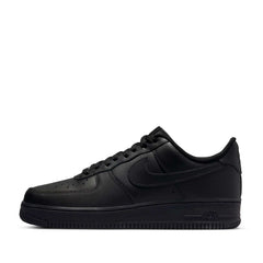Un paio di Nike Air Force 1 '07 Triple Black Footwear Un paio di Nike Air Force 1 '07 Triple Black Footwear