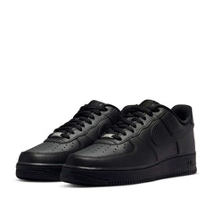Un paio di Nike Air Force 1 '07 Triple Black Footwear Un paio di Nike Air Force 1 '07 Triple Black Footwear