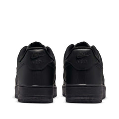 Un paio di Nike Air Force 1 '07 Triple Black Footwear Un paio di Nike Air Force 1 '07 Triple Black Footwear