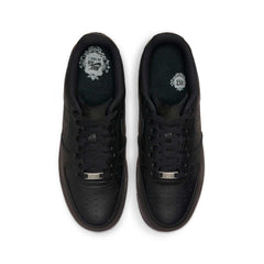 Un paio di Nike Air Force 1 '07 Triple Black Footwear Un paio di Nike Air Force 1 '07 Triple Black Footwear