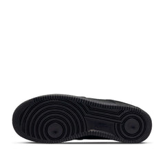 Un paio di Nike Air Force 1 '07 Triple Black Footwear Un paio di Nike Air Force 1 '07 Triple Black Footwear